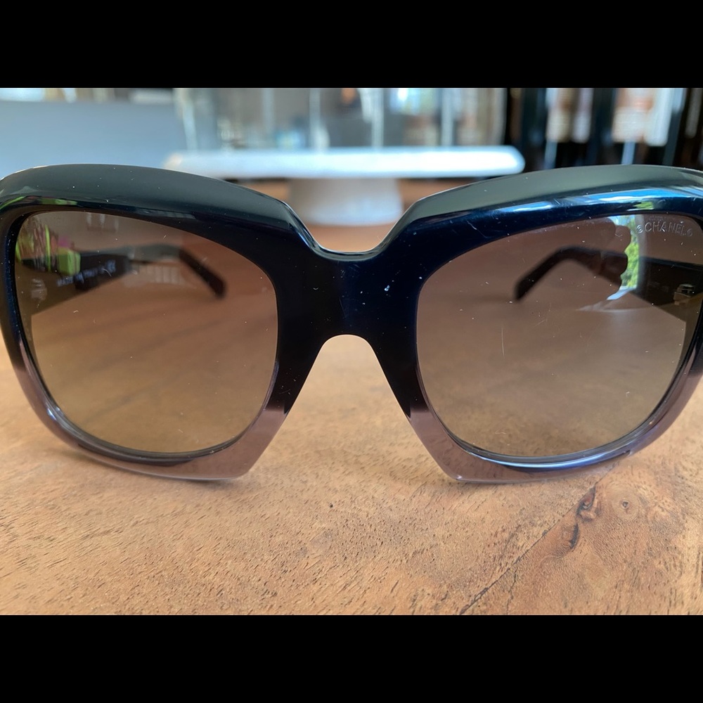 Black Chanel gradient sunglasses. Fabulous!